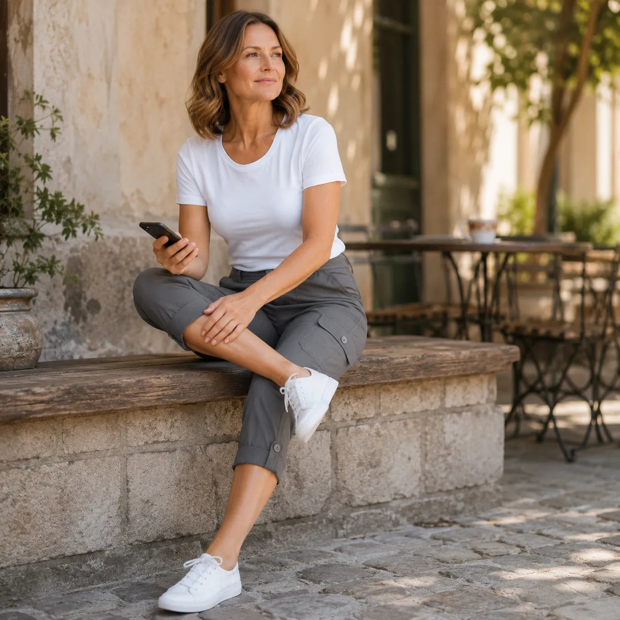 Caliva – Cropped Cargo Capri Pants with Cuffed Hem and Pockets